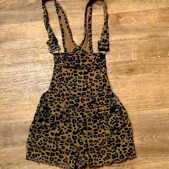 FASHION NOVA ANIMAL PRINT OVERALL SHORTS - Picture 1 of 7